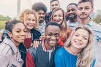 Groupe de jeunes adultes souriants