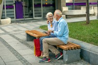 Couple de seniors sur un banc